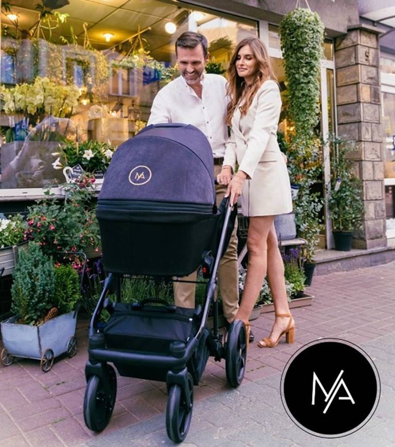 Prezentacja polskiego producenta wózków dziecięcych Natoni Baby – rodzinna scena z mamą, tatą, wózkiem i logo marki, sklep Dadi-Shop.pl
